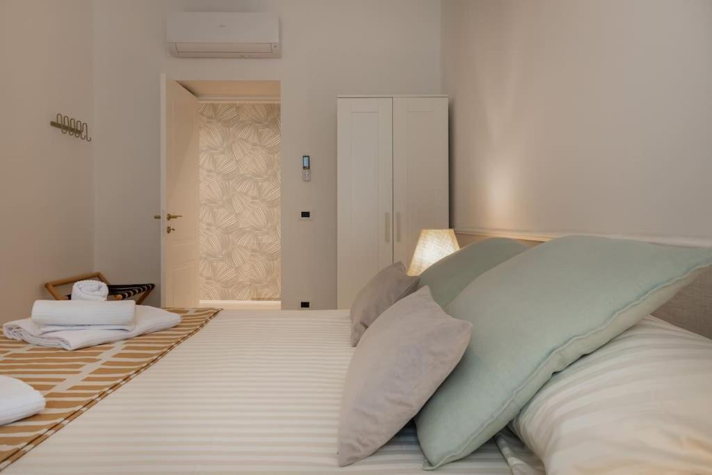 Foscolo 46 - Elegant Family Apartment ตรีเอสเต ภายนอก รูปภาพ