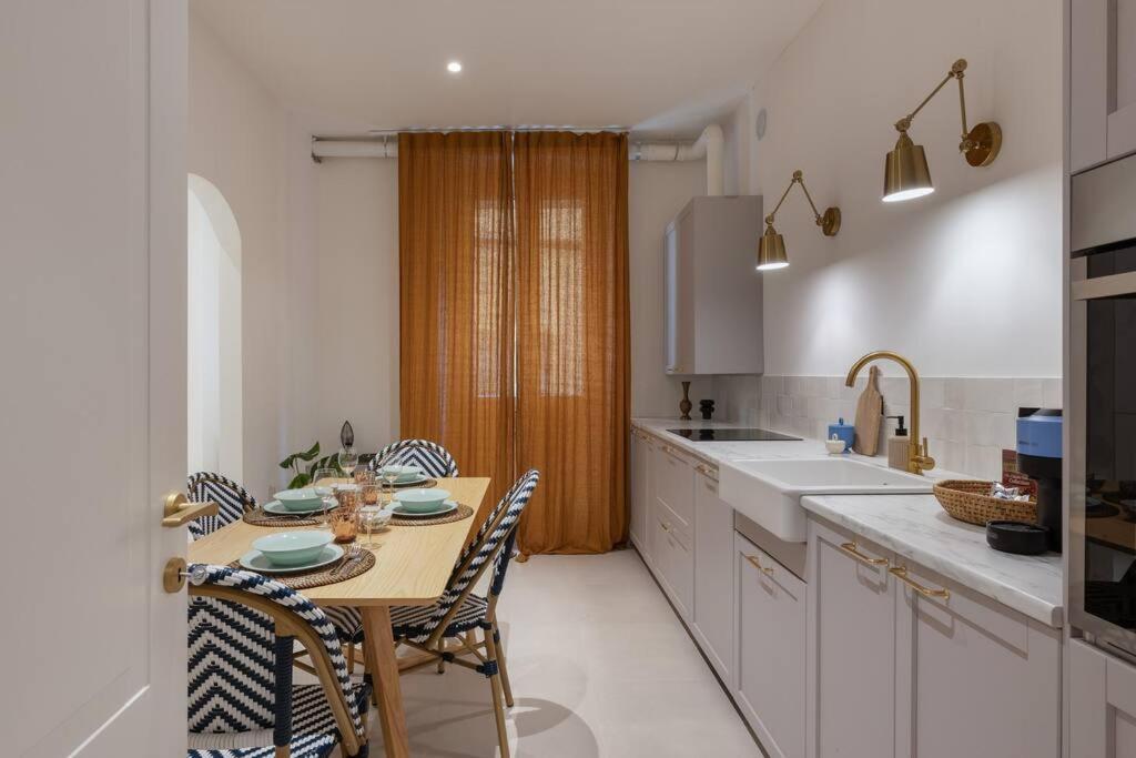 Foscolo 46 - Elegant Family Apartment ตรีเอสเต ภายนอก รูปภาพ