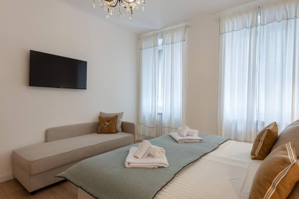 Foscolo 46 - Elegant Family Apartment ตรีเอสเต ภายนอก รูปภาพ