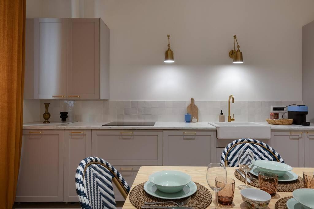 Foscolo 46 - Elegant Family Apartment ตรีเอสเต ภายนอก รูปภาพ
